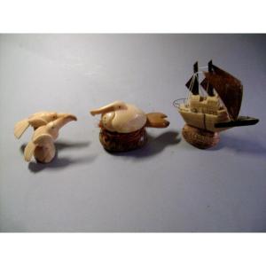 Trois sculptures en Noix de corozo, ivoire  végétal.