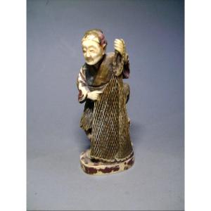 Okimono In Ivory. Fisherman With Net. Signed Shuetsu, Japan Meiji Period (1868-1912)