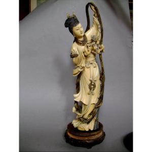 Okimono In Ivory. Gwan-yin With The Ribbon. China Early 20th Century.
