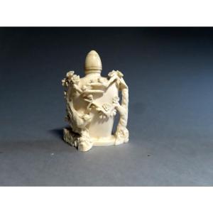 Ivory Snuffbox. Cherry Blossom. Japan, Meiji Period (1868-12912)