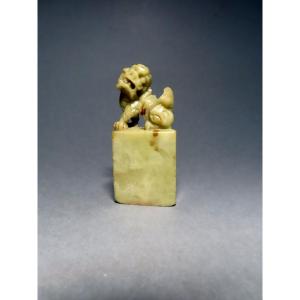 Jade Seal With The Dog Of Fö. China, 19th Century.