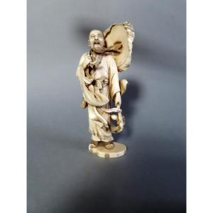 Ivory Okimono. Old Man Surprised By The Gust Of Wind. Japan Meiji Period (1868-1912)