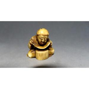 Ivory Netsuke. Reading The Kakemono. Japan, Meiji Period (1868-1912)