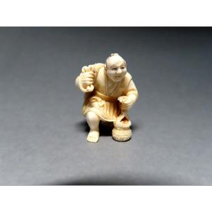 Ivory Netsuke. Fisherman With A Net. Japan, Taisho Period (1912-1928)