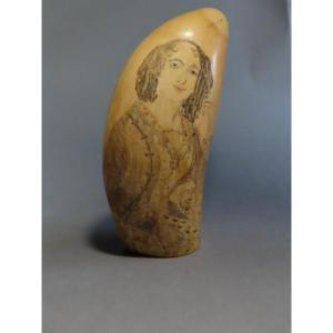 Scrimshaw In The Shape Of A Sperm Whale's Tooth. Bourgeois Couple. 19th Century