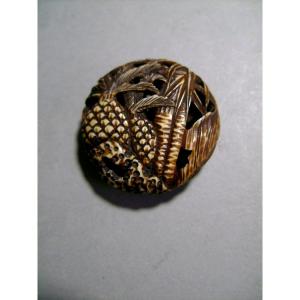 Netsuke In Ivory. Pineapple Manju. Japan Edo Period (1662-1868)