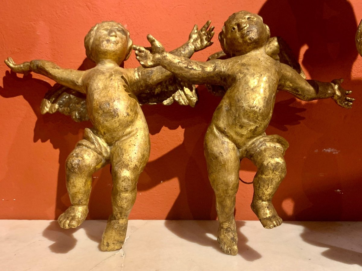 Coppia di putti in legno dorato Italia, fine XVII secolo  