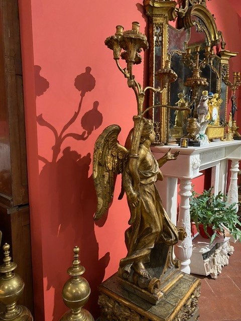Coppia di angeli in legno con candelabri.-photo-1
