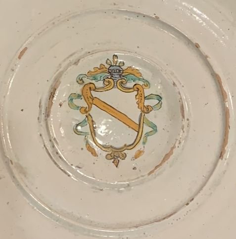 Une assiette avec  armoiries nobles.  XVIIsiècle-photo-2