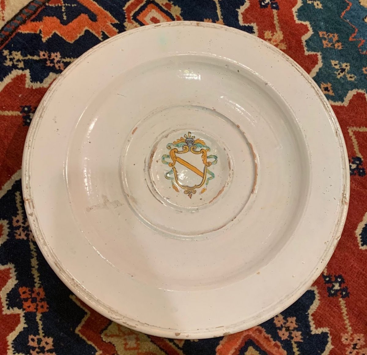 Une assiette avec  armoiries nobles.  XVIIsiècle