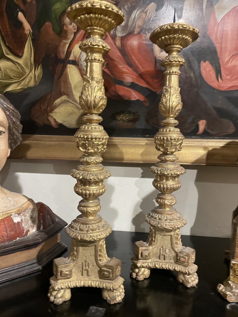 Paire De Bougeoirs En Bois Doré. 