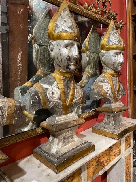 Trois Bustes d'évêques. -photo-4
