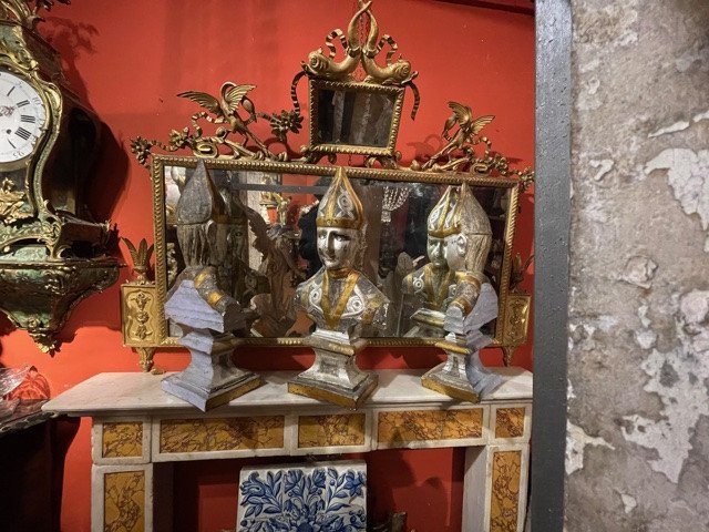 Trois Bustes d'évêques. -photo-2