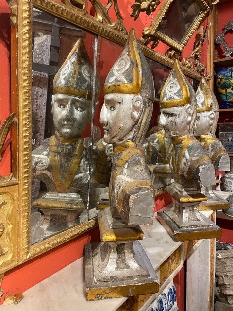 Trois Bustes d'évêques. -photo-6