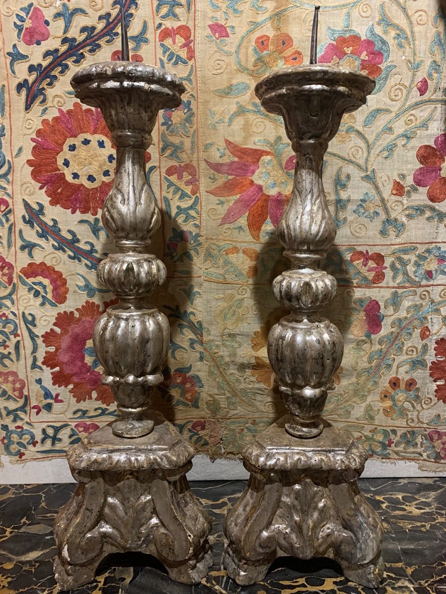 Paire De Bougeoirs Italiens En Bois Sculpté Et Argenté, XVIIe Siècle  
