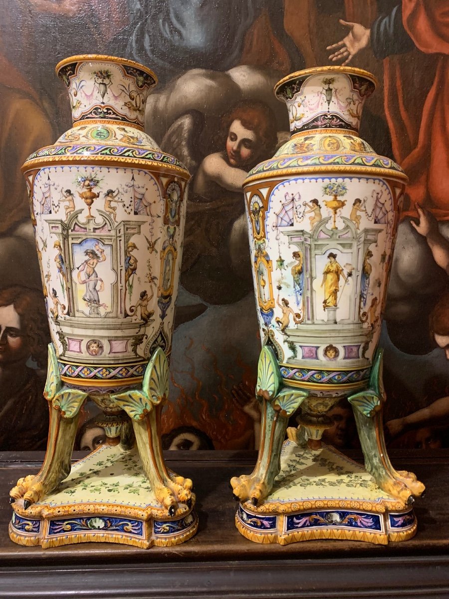 Une Paire De Vases En Majolique De Florence, Vers 1900 