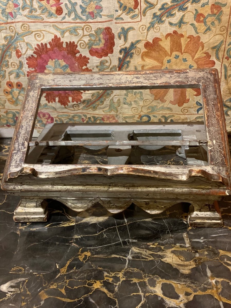 Un Lutrin De Table (pupitre De Livre) Ciselé Et Argent Doré, Italie, XVIIIe Siècle -photo-1