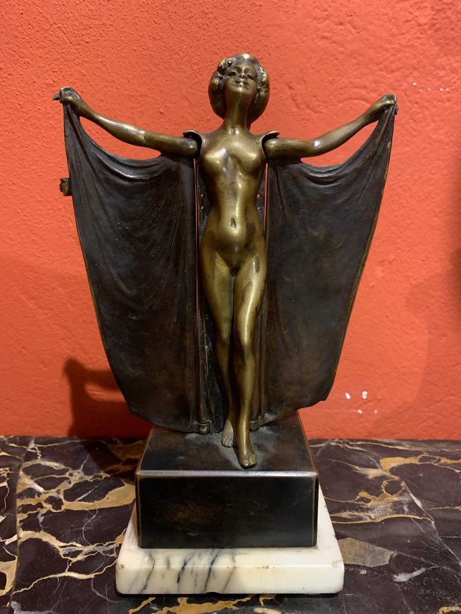 Donna ammantata in bronzo dorato e patinato, Carl Kauba, Vienna, inizio XIX secolo 