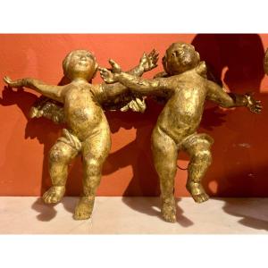 Coppia di putti in legno dorato Italia, fine XVII secolo  