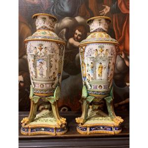 Une Paire De Vases En Majolique De Florence, Vers 1900 
