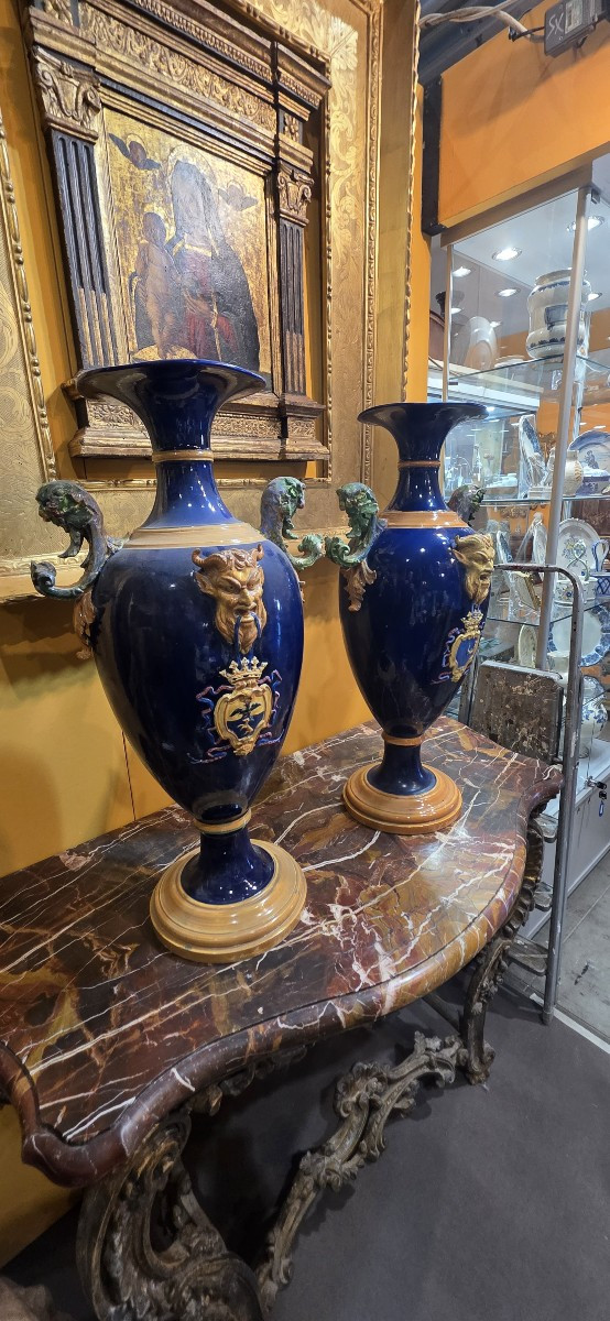 Coppia di vasi in maiolica, Firmati