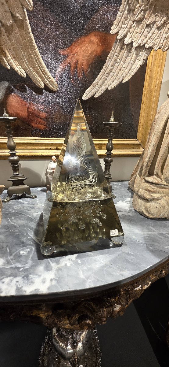 piramide di vertro di murano