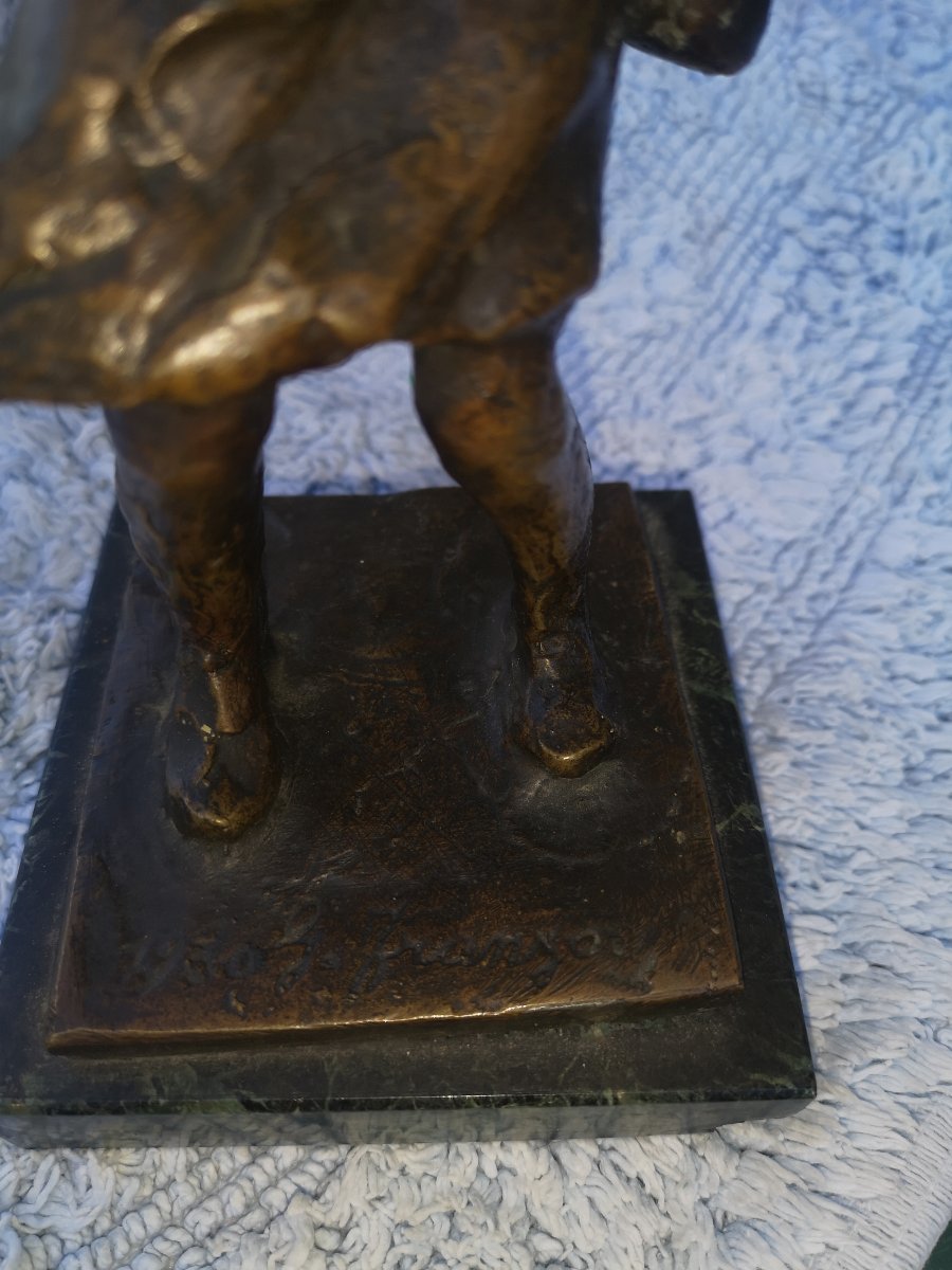 Bronzo di bambina con ombrello e cartella che si ripara dalla pioggia-photo-3