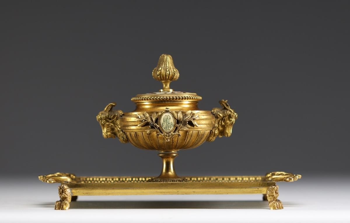 The fine antique collector