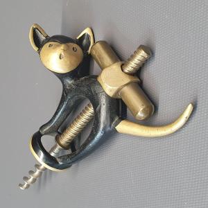 Corkscrew Cat