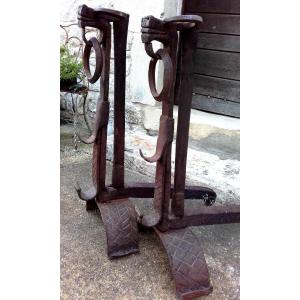 17th Century. Strong And Large Pair Of Ram's Head Andirons, 81 Cm High.