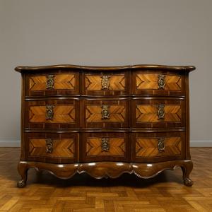 Louis XV Period Arbalète Chest Of Drawers In 18th Century Marquetry Of Fine Woods