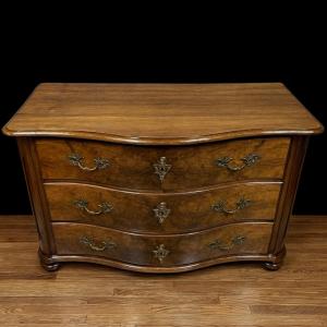 Curved Chest Of Drawers From The Louis XIV - Louis XV Period In Burr Walnut And Gilded Bronze