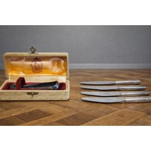 Christofle – France: 4 Table Knives / And A Pair Of Tongs 