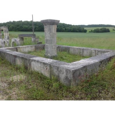 Large Basin With Central Column