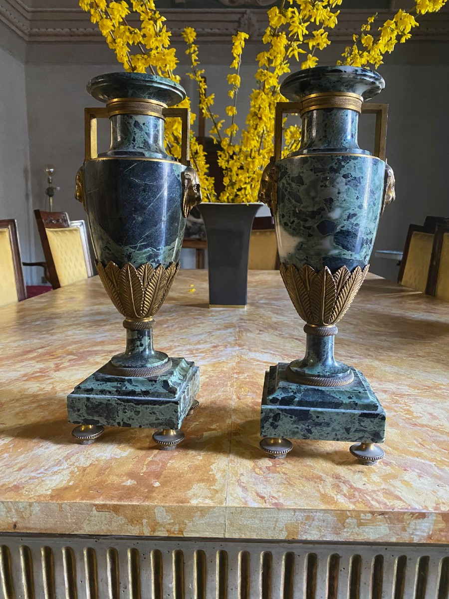 Coppia di vasi in marmo verde antico
