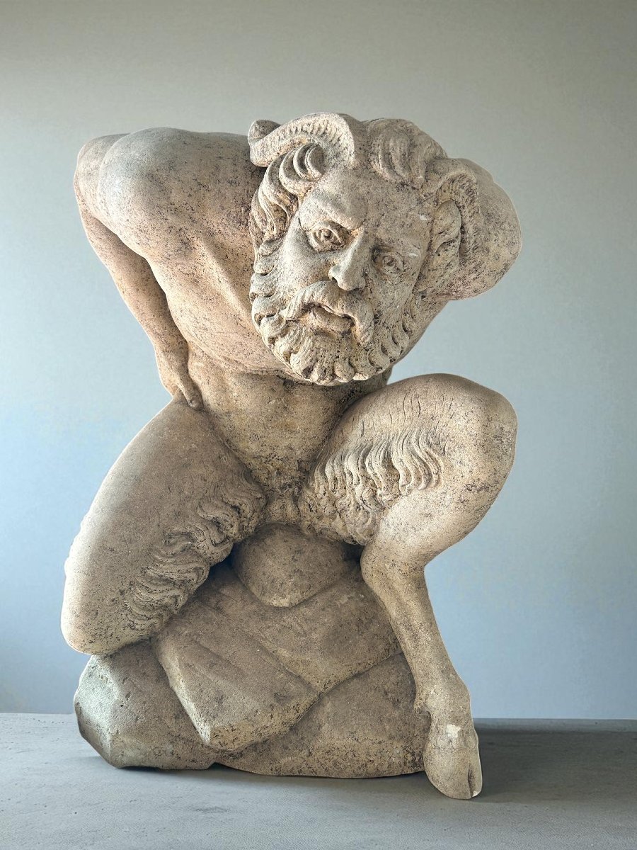 SCULTURA RAFFIGURANTE UOMO INGINOCCHIATO IN MARMO-photo-1