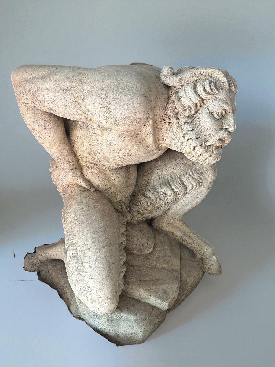 SCULTURA RAFFIGURANTE UOMO INGINOCCHIATO IN MARMO-photo-2