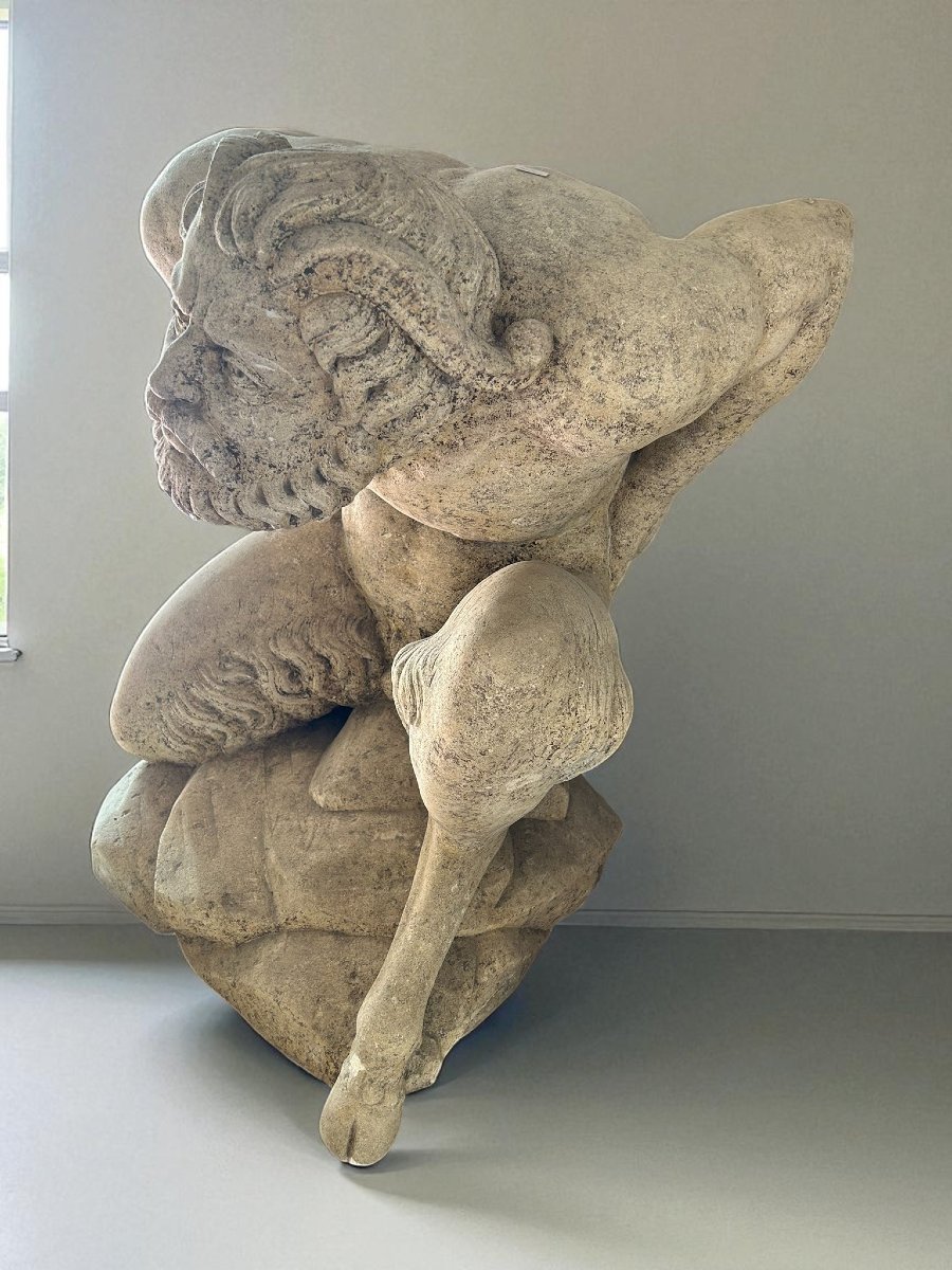 SCULTURA RAFFIGURANTE UOMO INGINOCCHIATO IN MARMO-photo-3