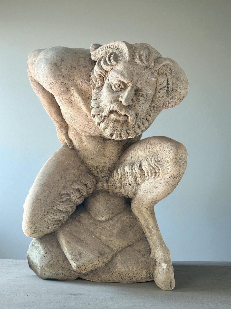 SCULTURA RAFFIGURANTE UOMO INGINOCCHIATO IN MARMO