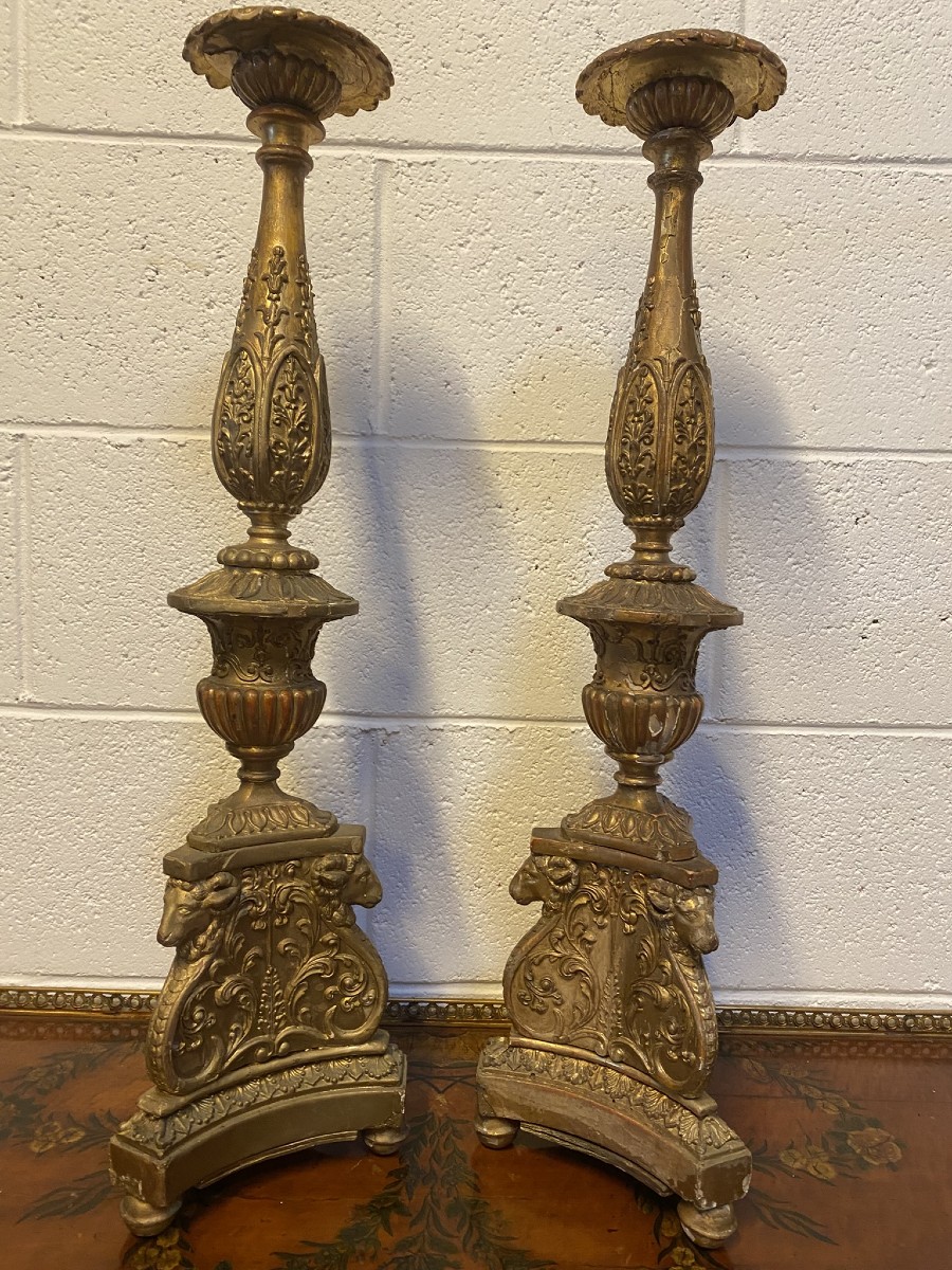 COPPIA DI CANDELABRI IN LEGNO E "PASTIGLIA" DORATI
