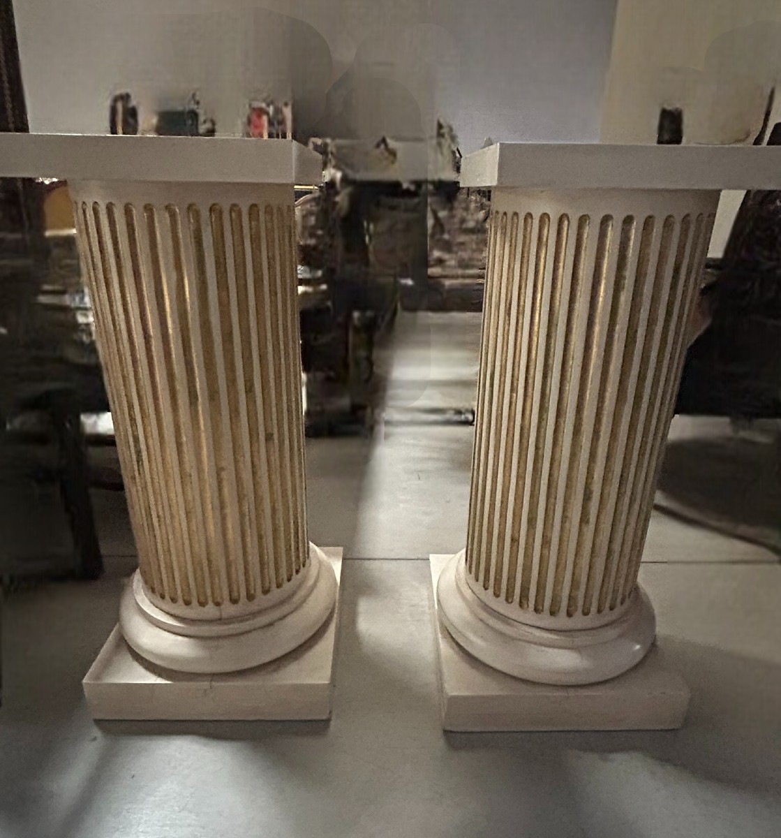 COPPIA DI COLONNE IN LEGNO LACCATO E DORATO