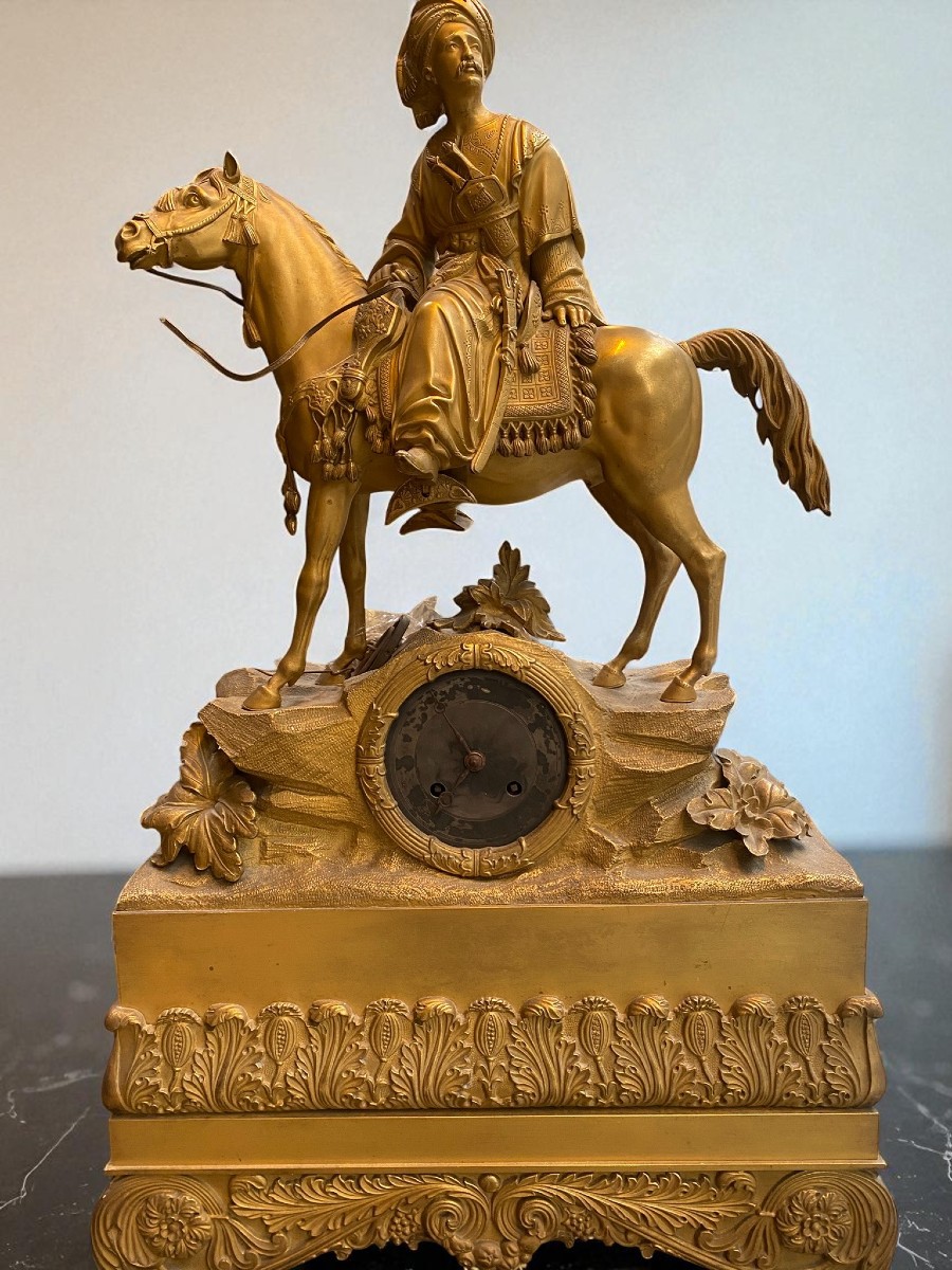 OROLOGIO IN BRONZO DORATO RAFF. PERSONAGGIO ORIENTALE A CAVALLO
