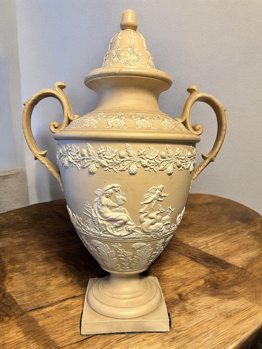VASO IN PORCELLANA CON DECORI NEOCLASSICI (VECCHIE RIPARAZIONI) XIX SEC