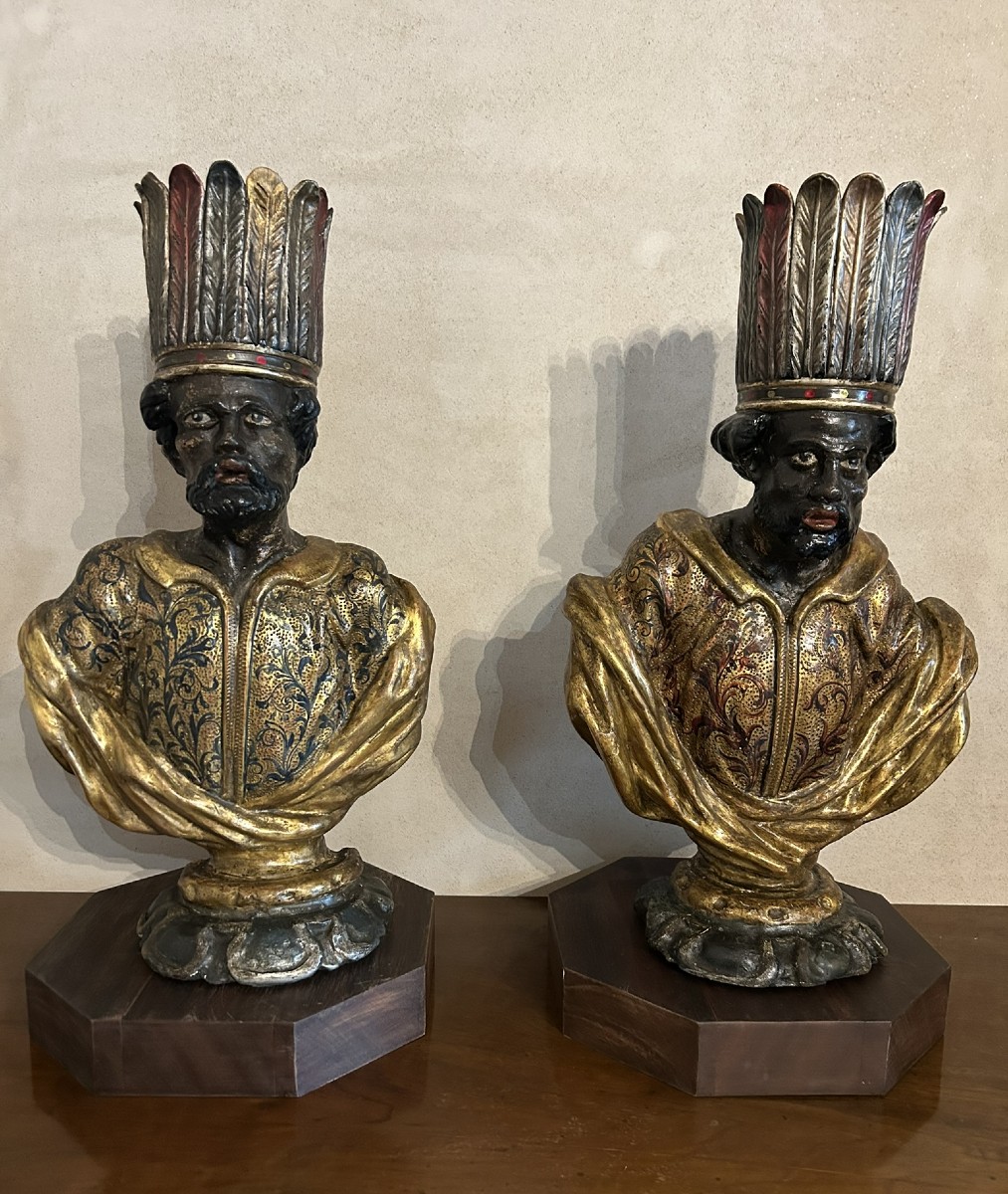 COPPIA DI BUSTI IN LEGNO LACCATO E DORATO RAPPRESENTANTI MORI VENEZIANI XVIII SECOLO