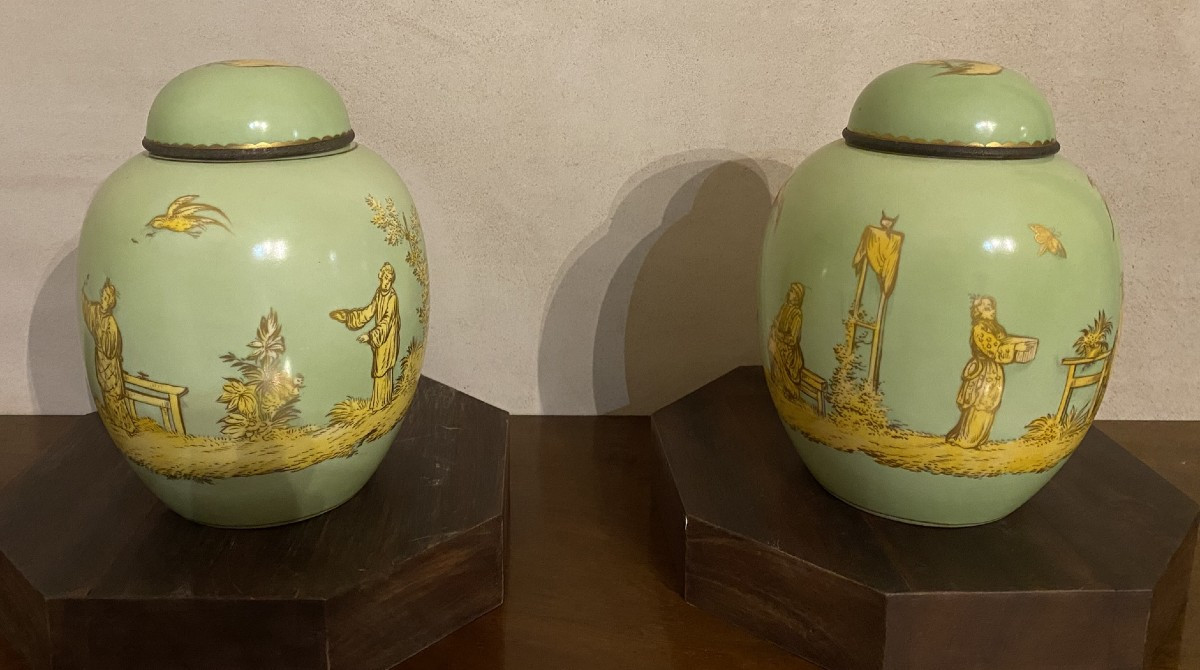 COPPIA DI VASI PER SPEZIE CON DECORI A CINOISERIA