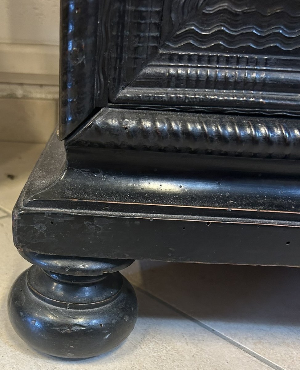 CASSETTONE GUILLOCHE XVII SECOLO TRASFORMATO A CREDENZA -photo-2