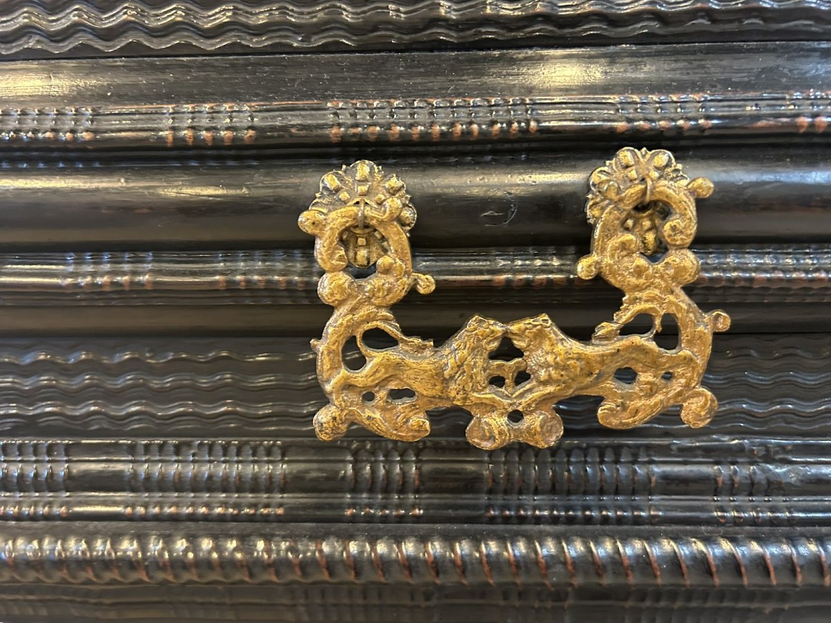 CASSETTONE GUILLOCHE XVII SECOLO TRASFORMATO A CREDENZA -photo-4