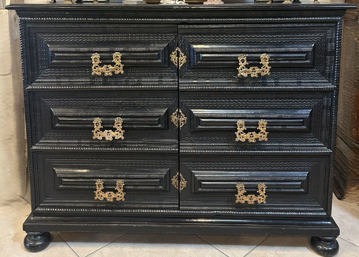 CASSETTONE GUILLOCHE XVII SECOLO TRASFORMATO A CREDENZA 
