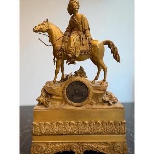 OROLOGIO IN BRONZO DORATO RAFF. PERSONAGGIO ORIENTALE A CAVALLO