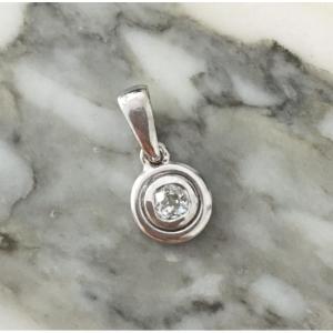 18k White Gold Pendant Set With A Diamond 